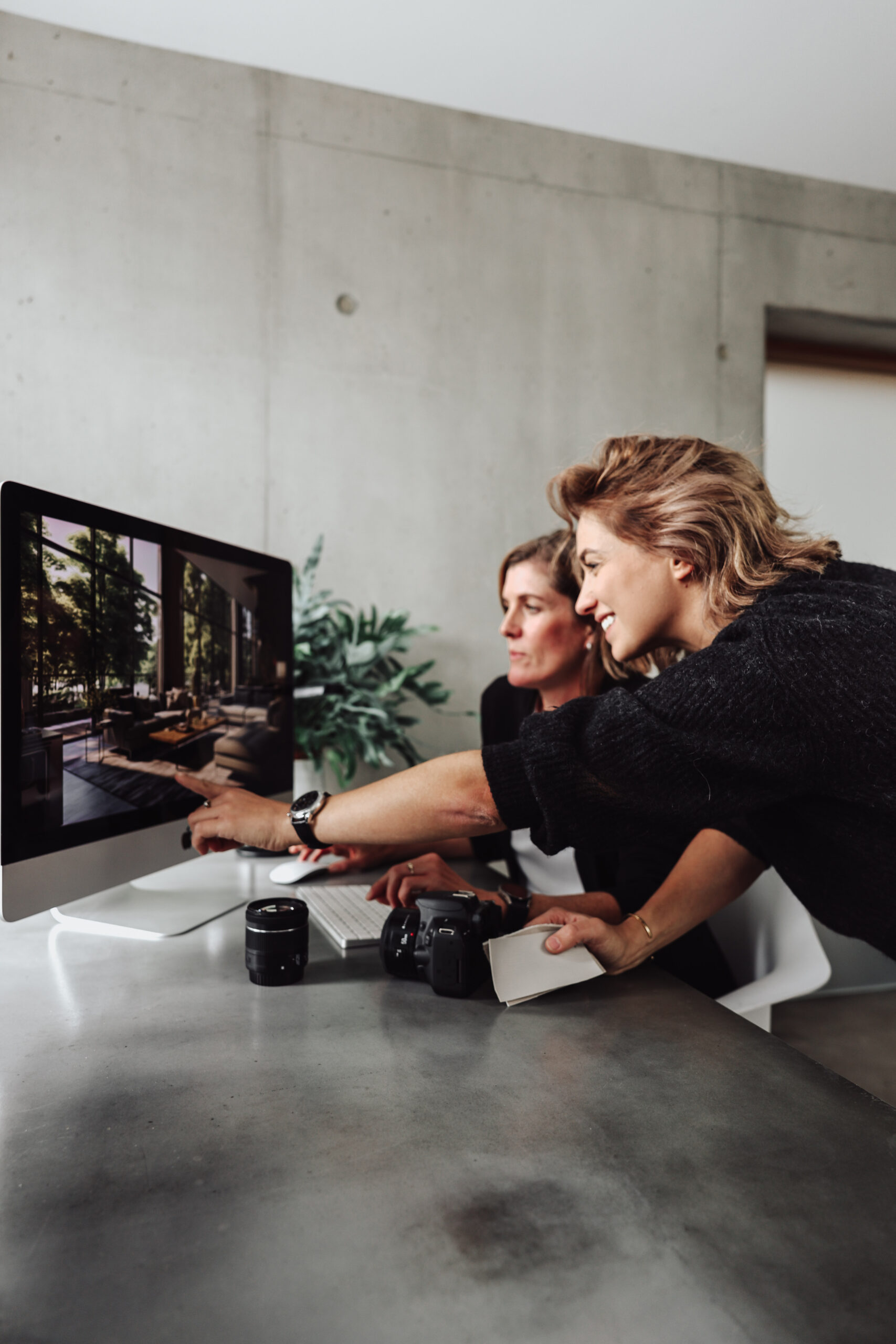 Silvia und Luisina bei ON Studio: Teamwork am Schreibtisch vor dem Bildschirm